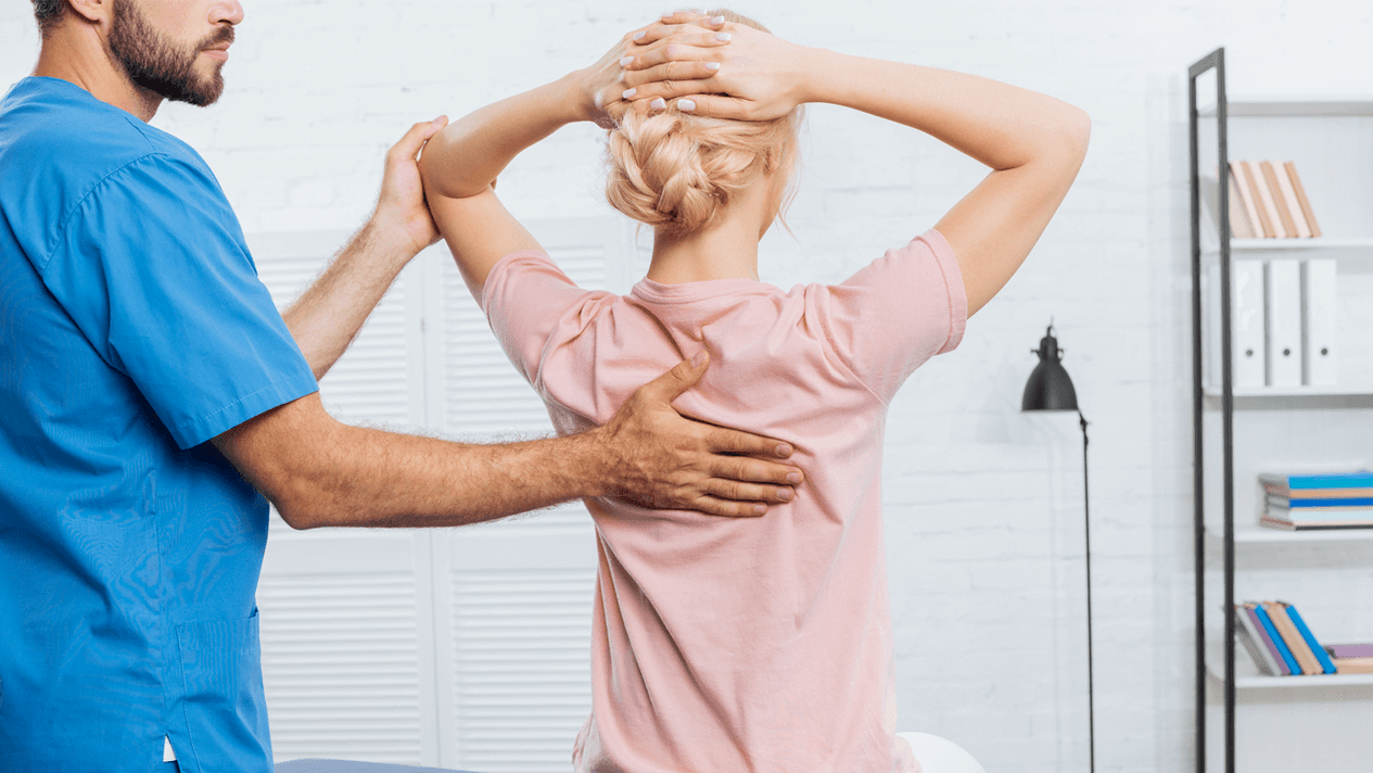 Girl's back pain turned to the doctor with complaints